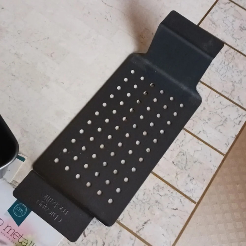 Loaf pan/meatloaf pan with pull out tray, non-stick,Chicago metallic, New - Picture 4 of 9